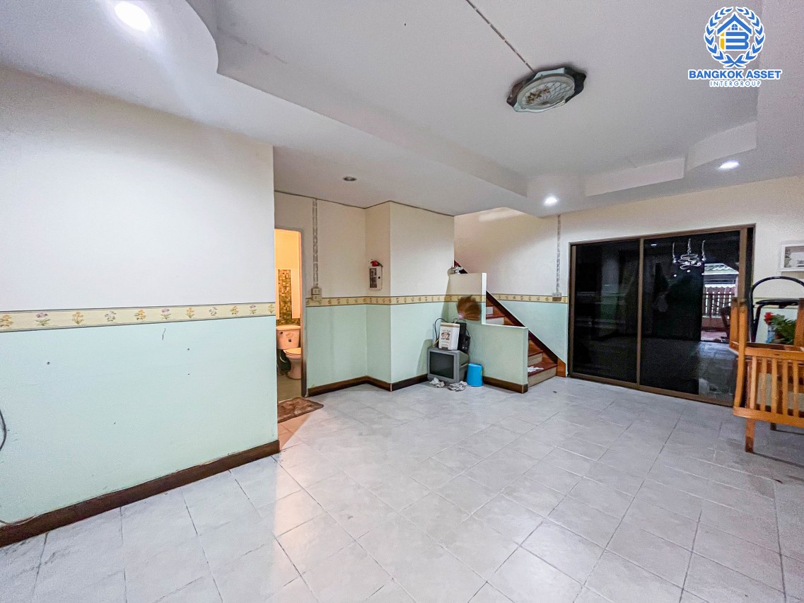 ทาวน์เฮ้าส์มือสองนนทบุรี ม.พฤกษา18/1 กาญจนาภิเษก เนื้อที่ 18 ตร.ว. ฟังก์ชัน 3 ห้องนอน 2 ห้องน้ำ 1 ที่จอดรถ บ้านสภาพดี บนทำเลแห่งการเดินทาง เพียง 10 นาทีถึงเซ็นทรัลเวสต์เกต และรถไฟฟ้าสายสีม่วง "สถานีตลาดบางใหญ่"